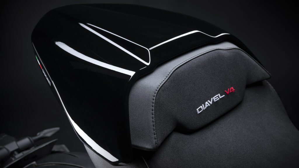 Ducati-Diavel-V4-MY23-overview-gallery-1920x1080-06
